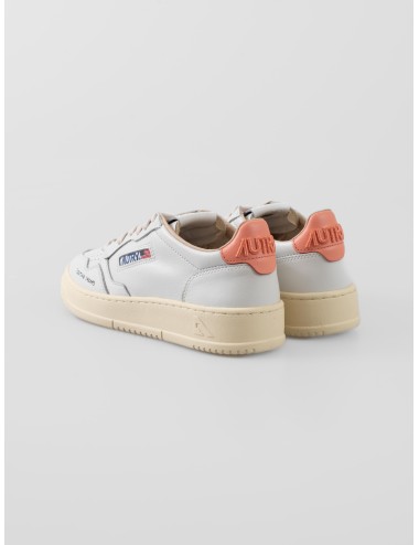 Zapatillas Autry Medalist Low mujer White Peach piel estilo retro disponibles en MARFRANC