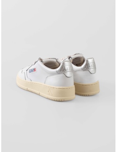 Zapatillas Autry Medalist Low mujer White Silver piel metalizada disponibles en MARFRANC