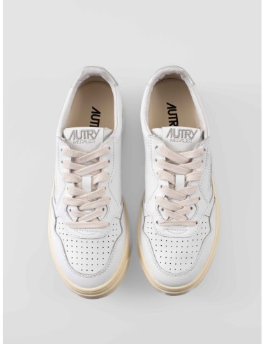 Zapatillas Autry Medalist Low mujer White Silver piel metalizada disponibles en MARFRANC