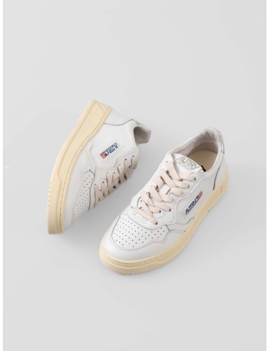 Zapatillas Autry Medalist Low mujer White Silver piel metalizada disponibles en MARFRANC