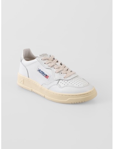 Zapatillas Autry Medalist Low mujer White Silver piel metalizada disponibles en MARFRANC