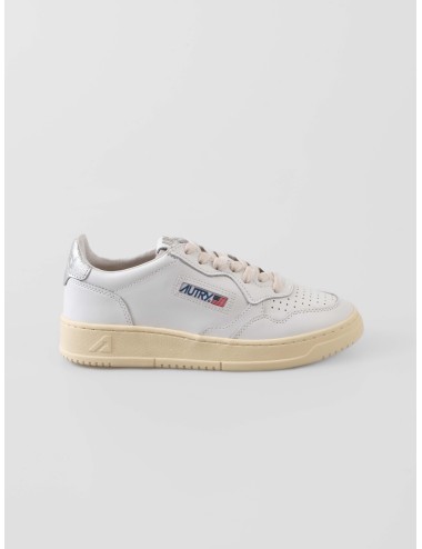 Zapatillas Autry Medalist Low mujer White Silver piel metalizada disponibles en MARFRANC