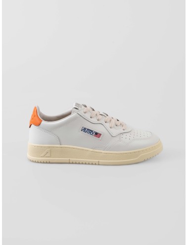 Zapatillas Autry Medalist Low hombre blancas Prorange disponibles en MARFRANC