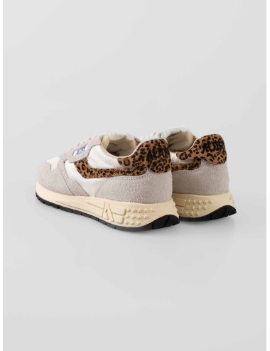 Zapatillas Autry Reelwind Low mujer blancas con detalles leopardo pony hair disponibles en MARFRANC
