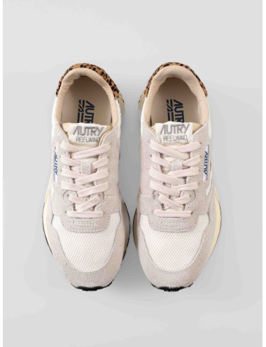 Zapatillas Autry Reelwind Low mujer blancas con detalles leopardo pony hair disponibles en MARFRANC