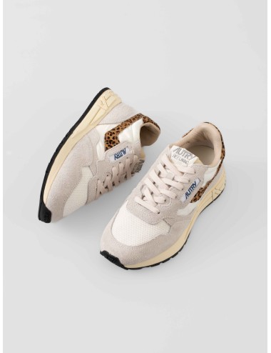 Zapatillas Autry Reelwind Low mujer blancas con detalles leopardo pony hair disponibles en MARFRANC
