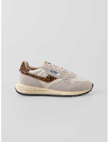 Zapatillas Autry Reelwind Low mujer blancas con detalles leopardo pony hair disponibles en MARFRANC