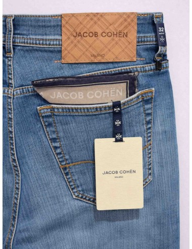 En MARFRANC presentamos el Jacob Cohen Bard, un pantalón vaquero de hombre en azul medio que equilibra estilo y confort diario.