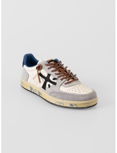 zapatillas blancas piel y ante gris Premiata BSKTCLAY 7617 logo negro suela estampada
