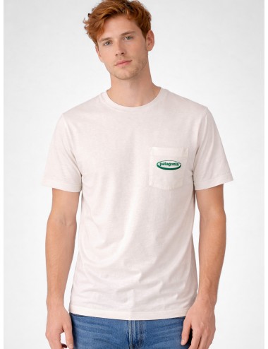 Camiseta cruda Patagonia Oval Logo Pocket Tee con bolsillo y parche frontal