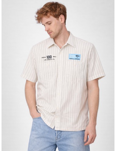 Camisa a rayas Dirty White Deus Ex Machina Fore Court Stripe con parches bordados y gráfico trasero ovalado