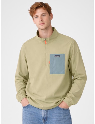 Sudadera Patagonia M’s Outdoor Everyday Marsupial Gumtree Green hombre con media cremallera y bolsillo frontal.