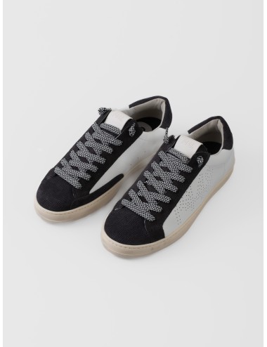 Sneaker blanca y antracita P448 John 2 con logo perforado y cordones bicolor