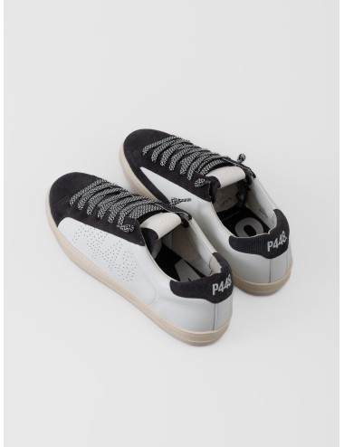 Sneaker blanca y antracita P448 John 2 con logo perforado y cordones bicolor