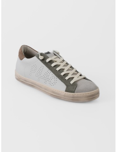 Sneaker blanca P448 John con ante verde oliva, puntera beige y talón marrón topo