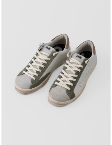 Sneaker blanca P448 John con ante verde oliva, puntera beige y talón marrón topo