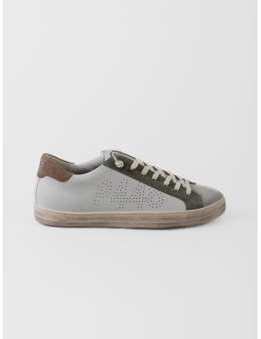 Sneaker blanca P448 John con ante verde oliva, puntera beige y talón marrón topo
