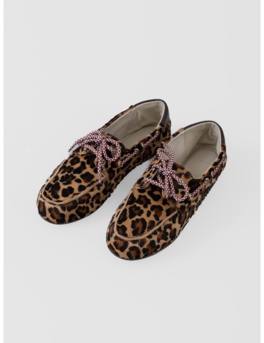 Mocasín náutico leopardo P448 Antibes Leopard Wine con cordones burdeos y talón marrón