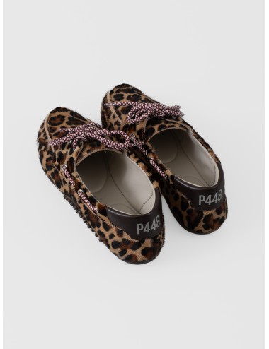 Mocasín náutico leopardo P448 Antibes Leopard Wine con cordones burdeos y talón marrón