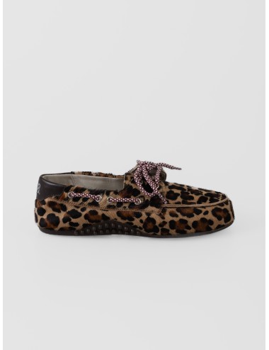 Mocasín náutico leopardo P448 Antibes Leopard Wine con cordones burdeos y talón marrón