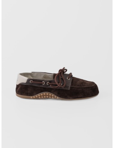 Mocasín náutico marrón P448 Antibes Mocha en ante con talón blanco roto y suela con relieve