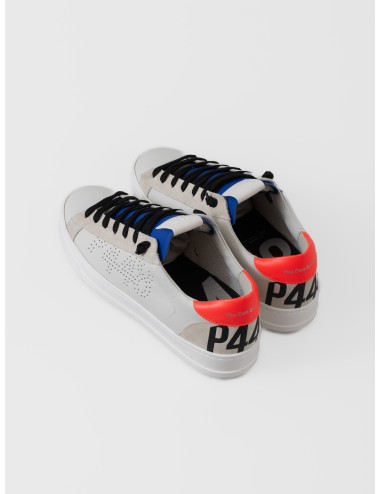 Sneaker blanca P448 Jack Flash con ante beige, lengüeta azul y talón coral flúor