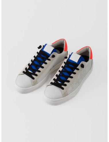 Sneaker blanca P448 Jack Flash con ante beige, lengüeta azul y talón coral flúor