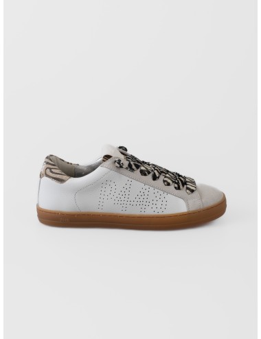 Sneaker blanca P448 John Zebra White con lengüeta y talón cebra beige, cordones estampados y suela ámbar