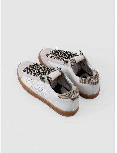 Sneaker blanca P448 John Zebra White con lengüeta y talón cebra beige, cordones estampados y suela ámbar