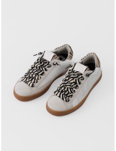 Sneaker blanca P448 John Zebra White con lengüeta y talón cebra beige, cordones estampados y suela ámbar