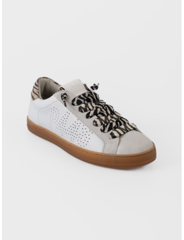 Sneaker blanca P448 John Zebra White con lengüeta y talón cebra beige, cordones estampados y suela ámbar