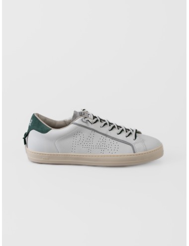 Sneaker blanca P448 John White Forrest con ribetes grises, talón verde y cordones bicolor