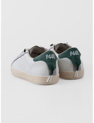 Sneaker blanca P448 John White Forrest con ribetes grises, talón verde y cordones bicolor