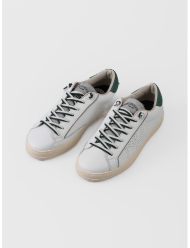 Sneaker blanca P448 John White Forrest con ribetes grises, talón verde y cordones bicolor