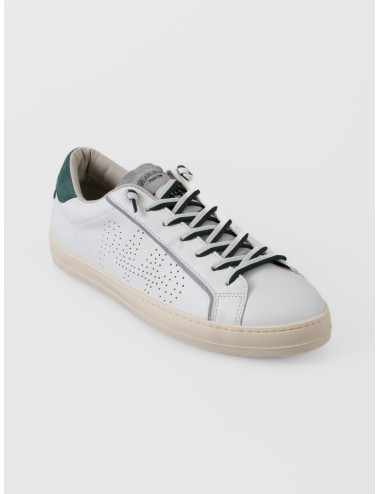 Sneaker blanca P448 John White Forrest con ribetes grises, talón verde y cordones bicolor