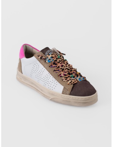 Sneaker blanca P448 Jack Stone con puntera marrón, talón fucsia y cordones estampados