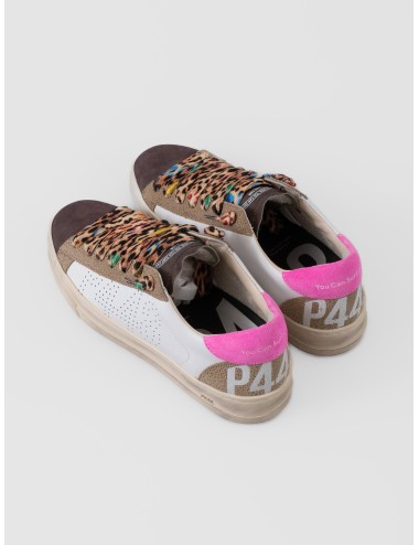 Sneaker blanca P448 Jack Stone con puntera marrón, talón fucsia y cordones estampados