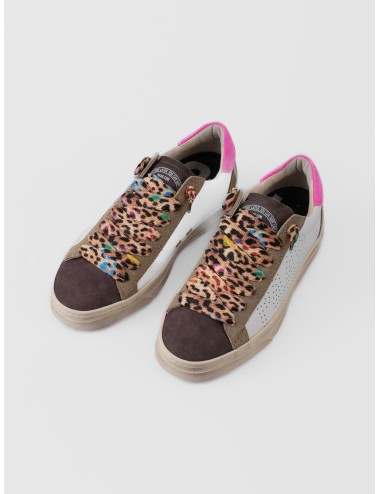 Sneaker blanca P448 Jack Stone con puntera marrón, talón fucsia y cordones estampados