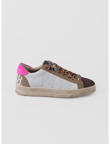 Sneaker blanca P448 Jack Stone con puntera marrón, talón fucsia y cordones estampados