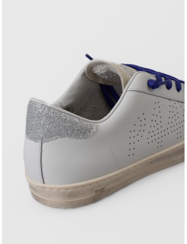 Sneaker blanca P448 John White Spark con puntera de ante, talón glitter plata y cordones azul violeta