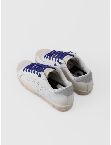 Sneaker blanca P448 John White Spark con puntera de ante, talón glitter plata y cordones azul violeta