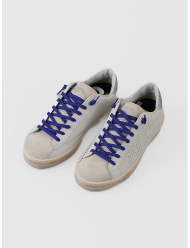 Sneaker blanca P448 John White Spark con puntera de ante, talón glitter plata y cordones azul violeta