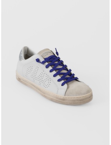 Sneaker blanca P448 John White Spark con puntera de ante, talón glitter plata y cordones azul violeta