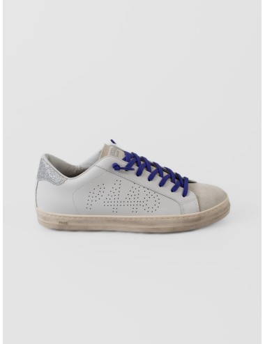 Sneaker blanca P448 John White Spark con puntera de ante, talón glitter plata y cordones azul violeta