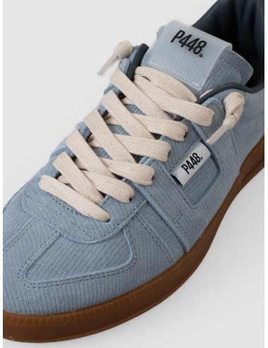 Sneaker azul claro P448 Monza Mille en ante texturizado con cordones crema y suela caramelo