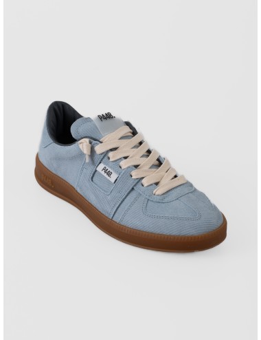 Sneaker azul claro P448 Monza Mille en ante texturizado con cordones crema y suela caramelo