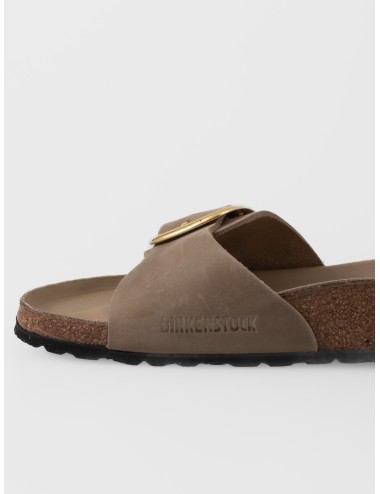 Sandalia tabacco brown BIRKENSTOCK Madrid Big Buckle con hebilla dorada y plantilla anatómica