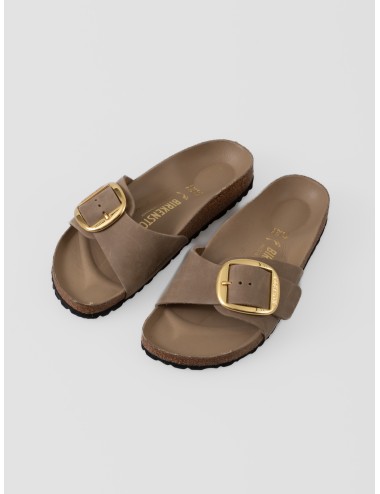 Sandalia tabacco brown BIRKENSTOCK Madrid Big Buckle con hebilla dorada y plantilla anatómica