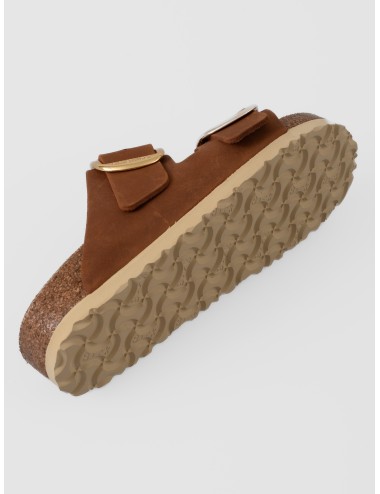Sandalia cognac BIRKENSTOCK Arizona Big Buckle con doble tira, hebillas doradas y plantilla anatómica