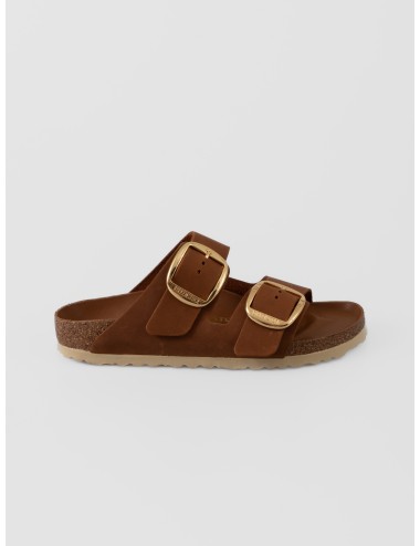Sandalia cognac BIRKENSTOCK Arizona Big Buckle con doble tira, hebillas doradas y plantilla anatómica